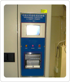 恆溫恆濕機操作簡易每一段設定步驟皆由微電腦主動提供相關訊息，即使設定錯誤，亦會自動顯示錯誤訊息。資料輸入記憶體自動儲存，每輸入新資料自動覆蓋原資料，亦可保存 5 年以上。